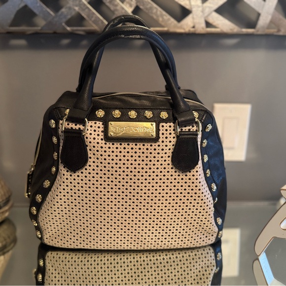 Betsy Johnson purse- cute for casual or dressy occasions 
Excellent condition - Picture 2 of 9